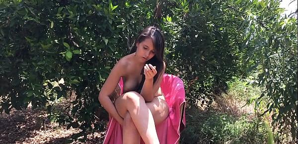  Chica joven de 18 años sentada desnuda entre árboles